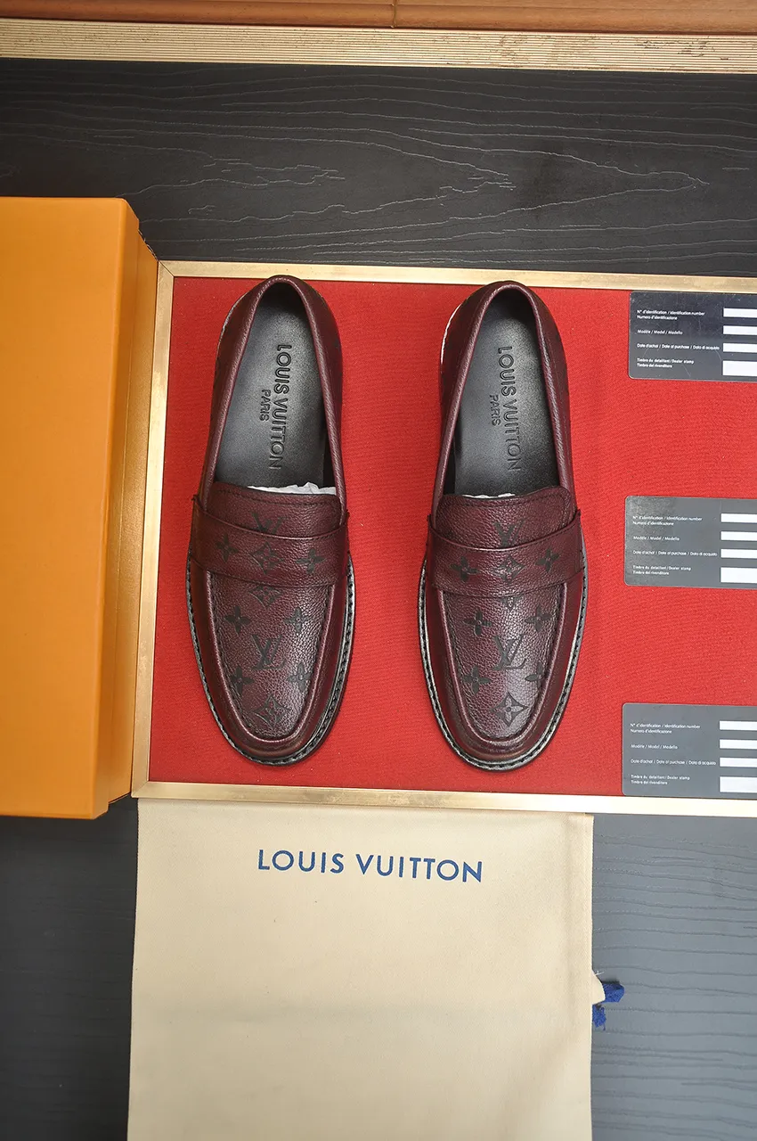 Men's men's shoes 💰460💶 [LV] (all high-end sheep lining) 🍀LV's latest genuine leather business suit shoes are launched simultaneously on the official website. The first-layer cowhide imported from Italy is made of heavy gold, 💥official website 1:1 rubber outsole. Versatile to wear, high-end without losing class, and the color combination is extraordinary. This four-season style is alluring when worn on your feet, showing off your big-name flair. Standard code 38-45 (45 customized)